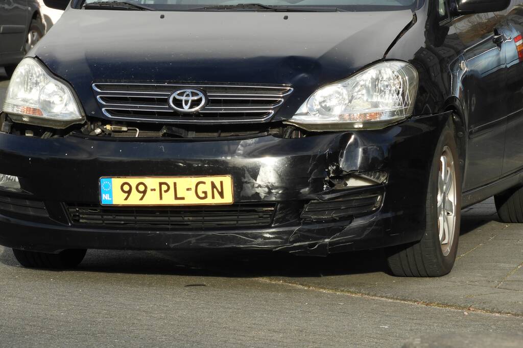 Aanrijding tussen bestelscooter en personenauto