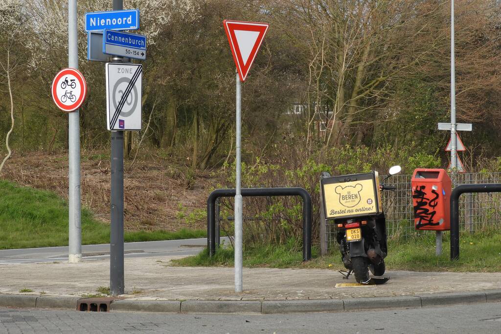 Aanrijding tussen bestelscooter en personenauto