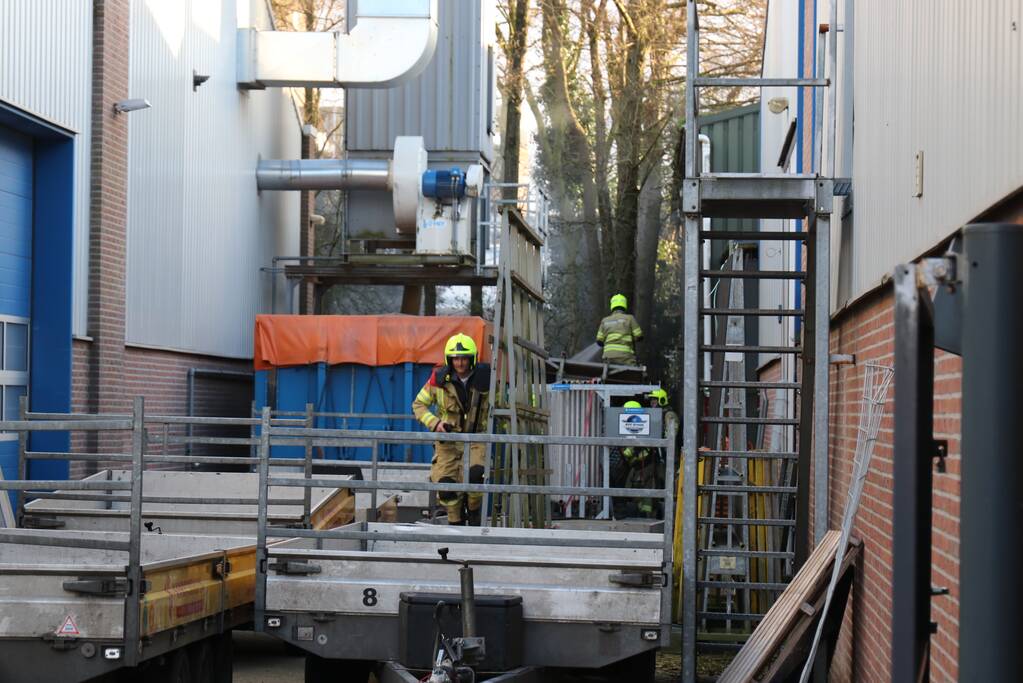 Tuinfval achter bedrijfspand vat vlam