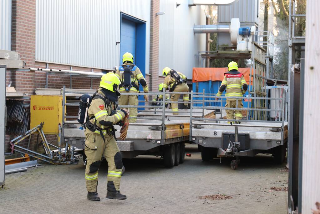 Tuinfval achter bedrijfspand vat vlam