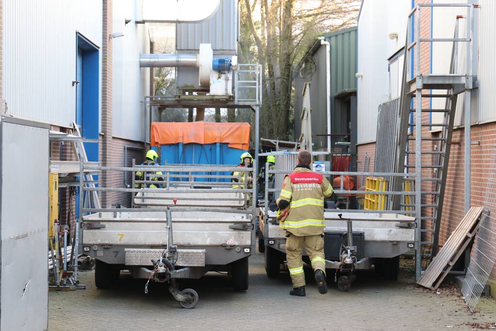 Tuinfval achter bedrijfspand vat vlam