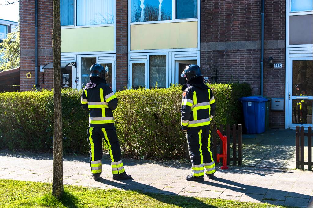 Brandweer doet onderzoek in woning na rookontwikkeling