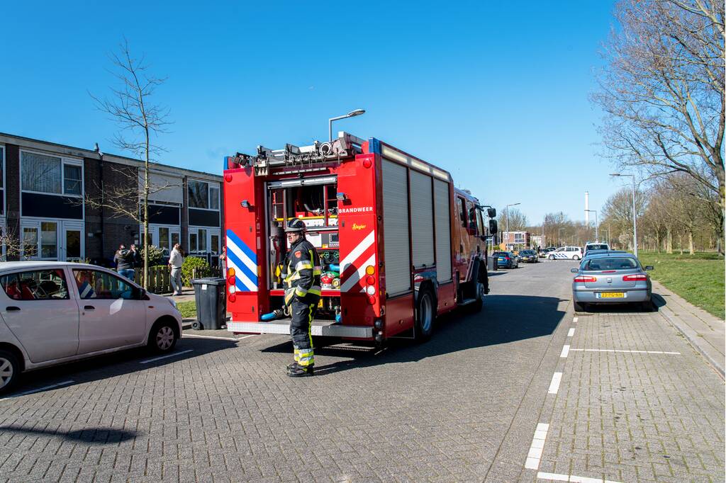 Brandweer doet onderzoek in woning na rookontwikkeling