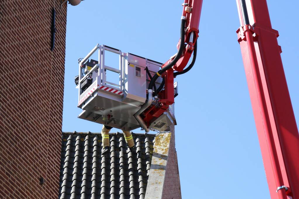 Brandweer verwijdert losliggende dakpannen winkelpand