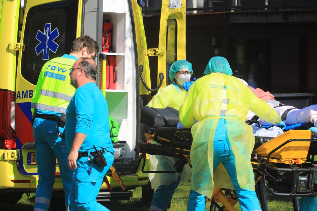 Coronapatiënt uit woning gehaald in Nieuwland