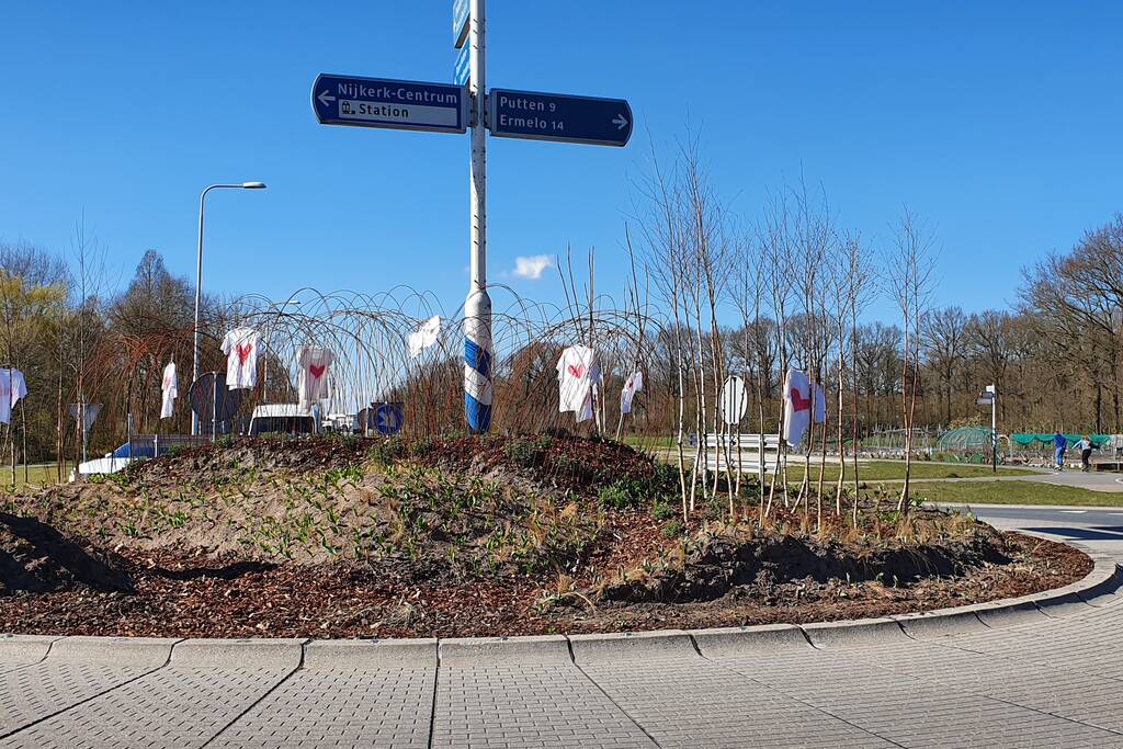 Rotonde versierd met hartjes-shirts