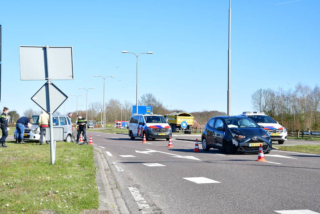 Flinke schade bij botsing tussen twee auto's