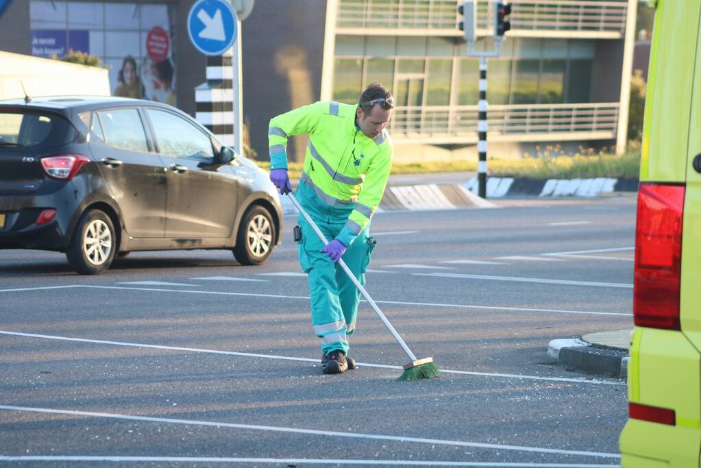 Lijnbus botst met personenauto op kruising
