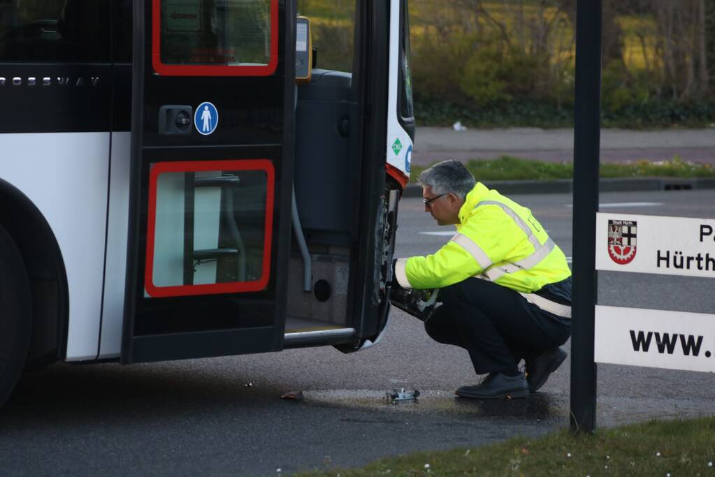 Lijnbus botst met personenauto op kruising