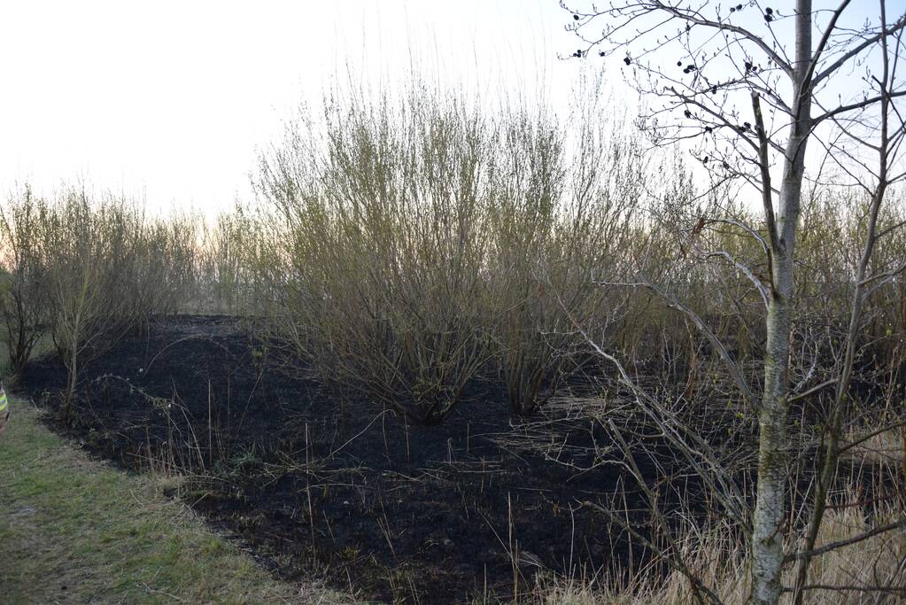 Stuk duingebied langs kust in brand