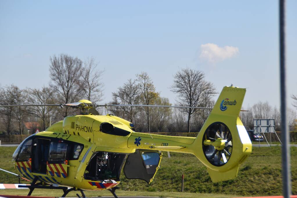 Traumahelikopter haalt coronapatiënt op