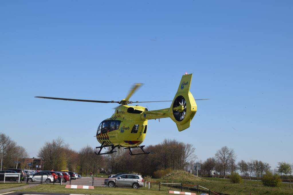 Traumahelikopter haalt coronapatiënt op