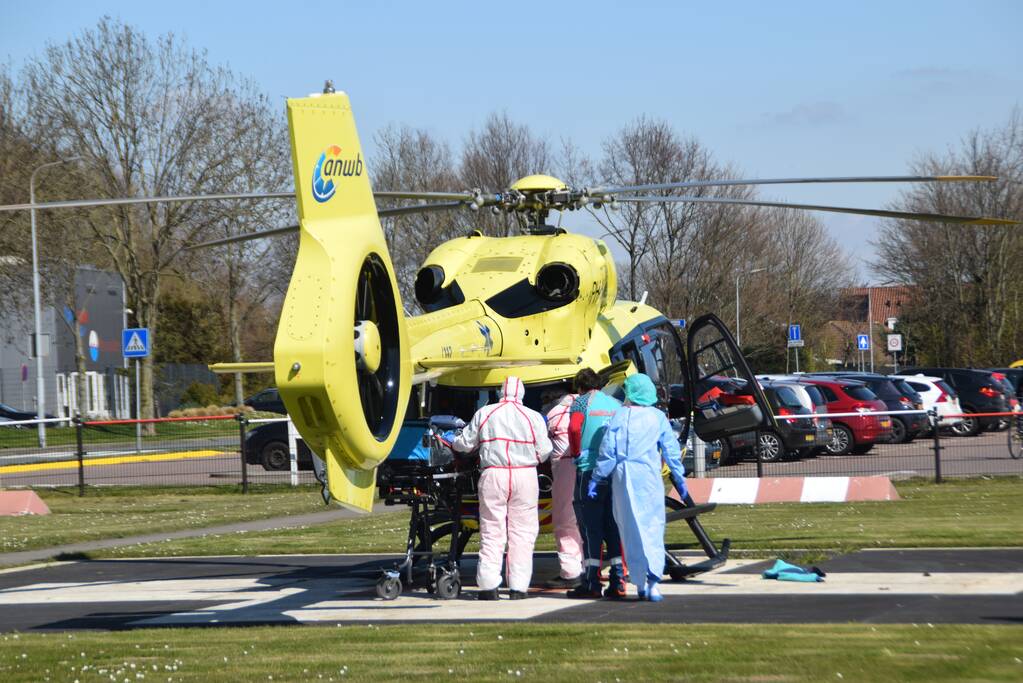 Traumahelikopter haalt coronapatiënt op