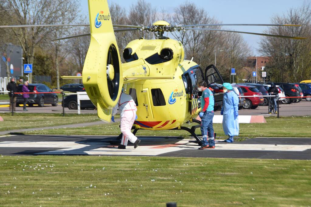 Traumahelikopter haalt coronapatiënt op