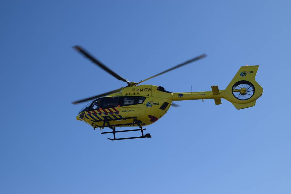 Traumahelikopter haalt coronapatiënt op