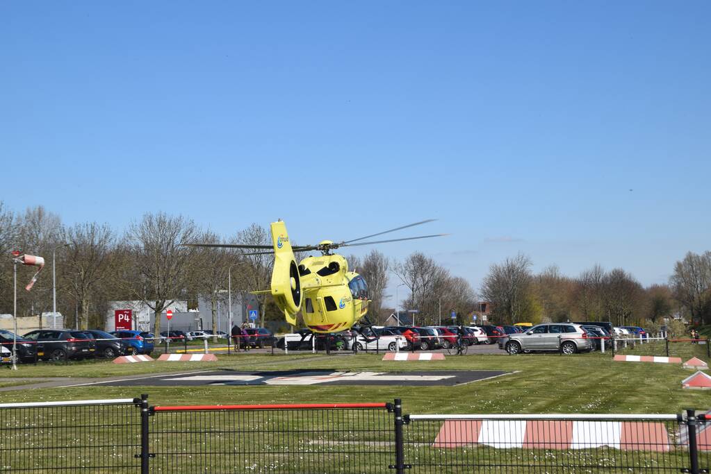 Traumahelikopter haalt coronapatiënt op