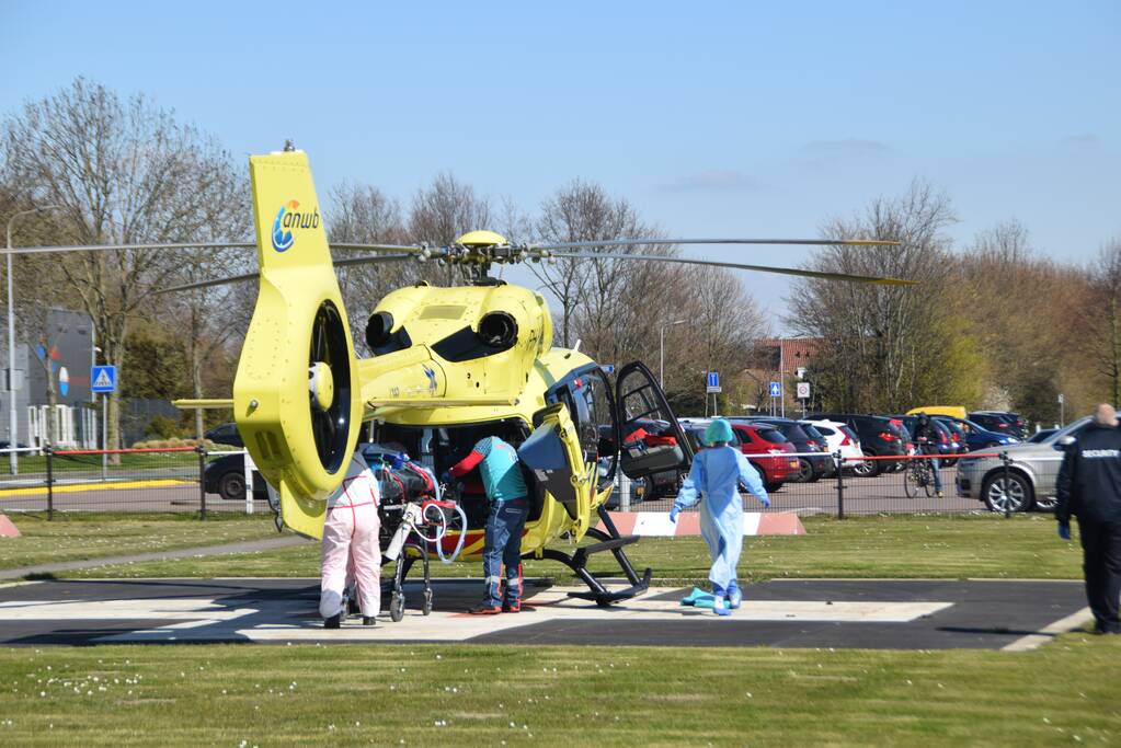 Traumahelikopter haalt coronapatiënt op