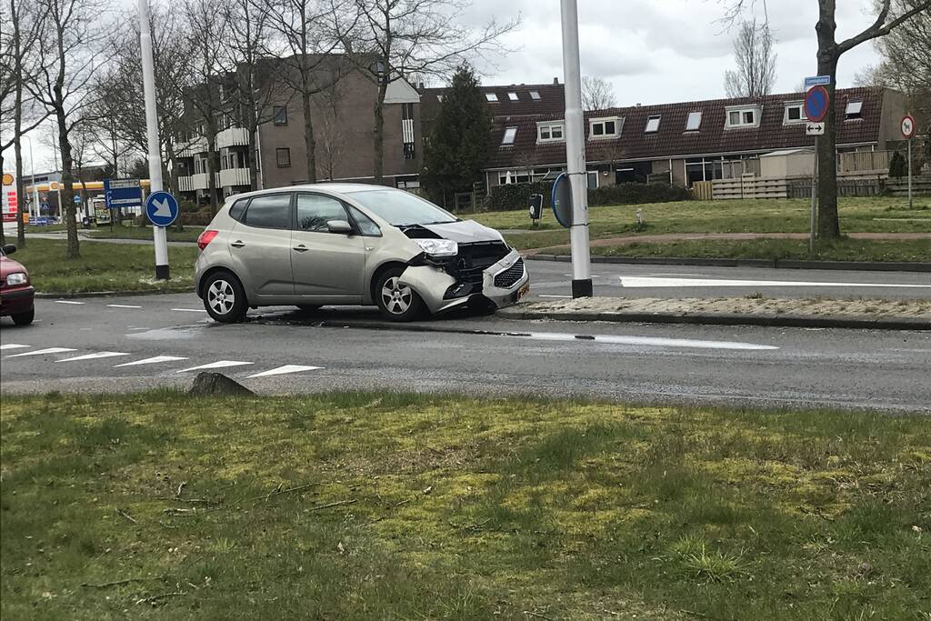 Twee auto's botsen op kruising