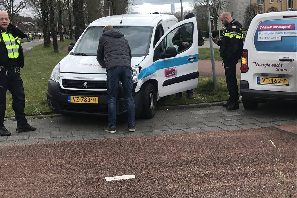 Twee auto's botsen op kruising