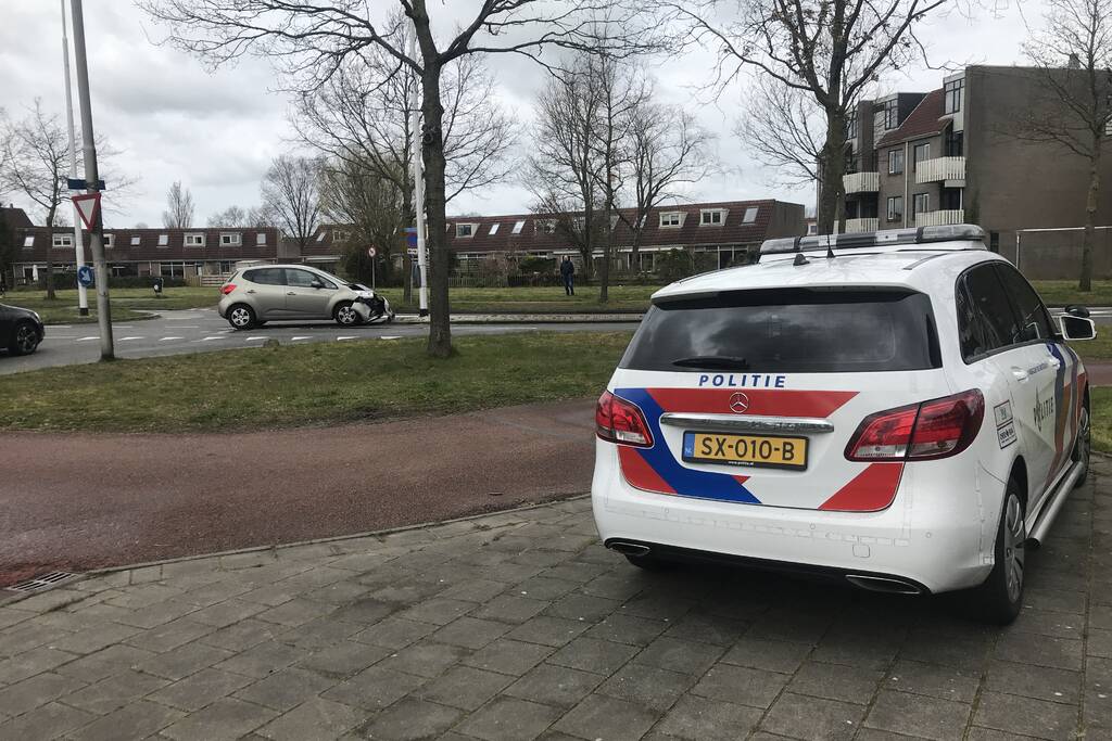 Twee auto's botsen op kruising