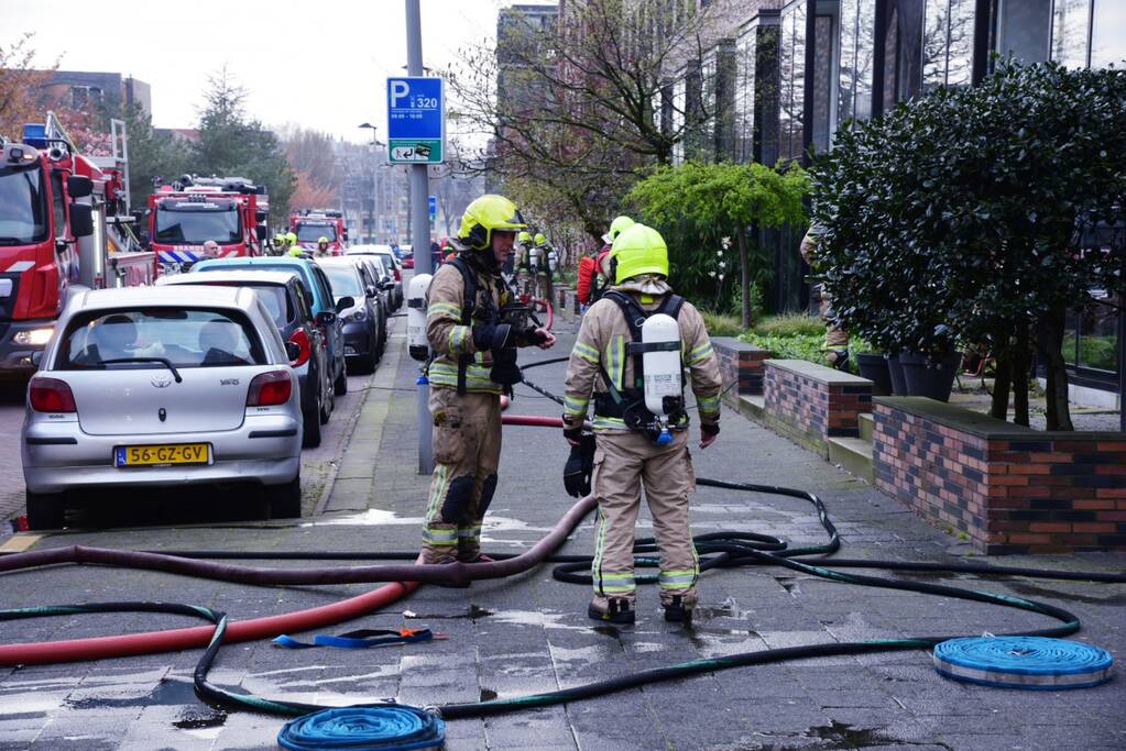 Meerdere voertuigen in brand in parkeergarage