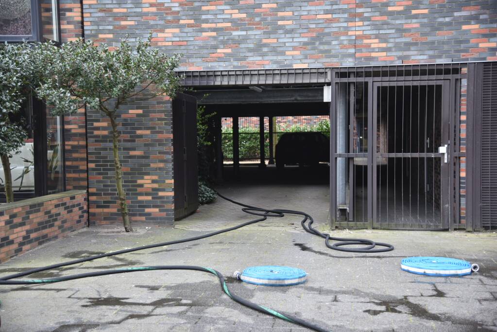 Meerdere voertuigen in brand in parkeergarage