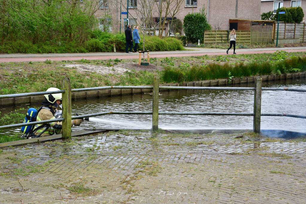 Houtwerk damwand vat vlam