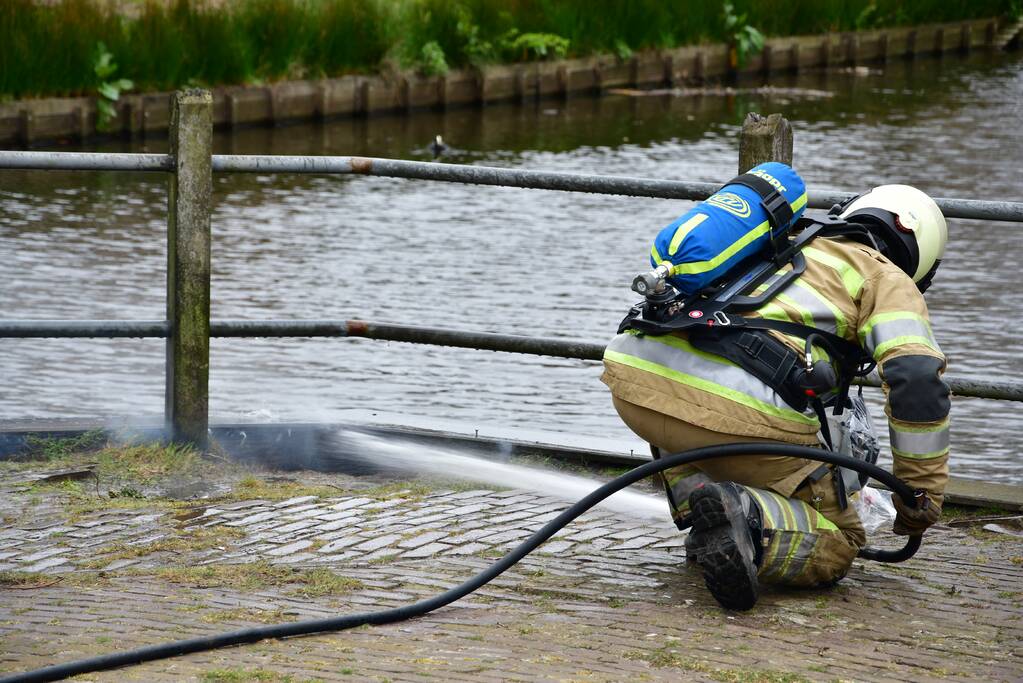 Houtwerk damwand vat vlam