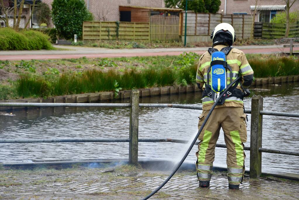 Houtwerk damwand vat vlam