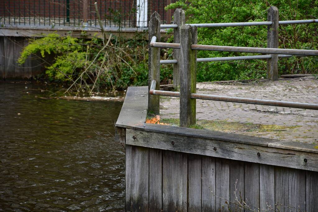 Houtwerk damwand vat vlam