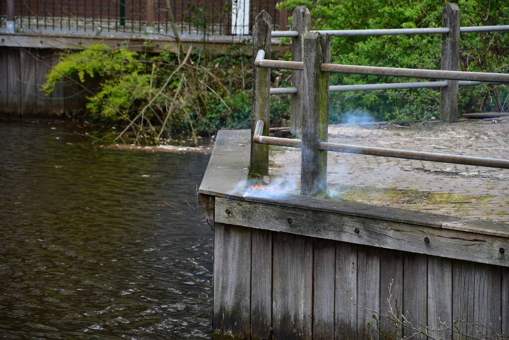 Houtwerk damwand vat vlam