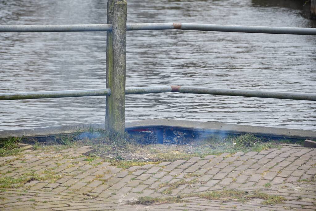 Houtwerk damwand vat vlam