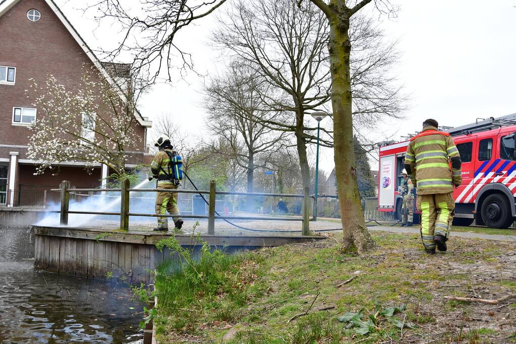 Houtwerk damwand vat vlam