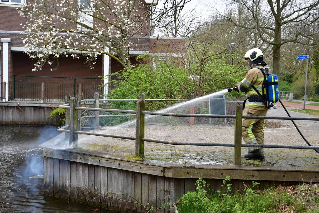 Houtwerk damwand vat vlam