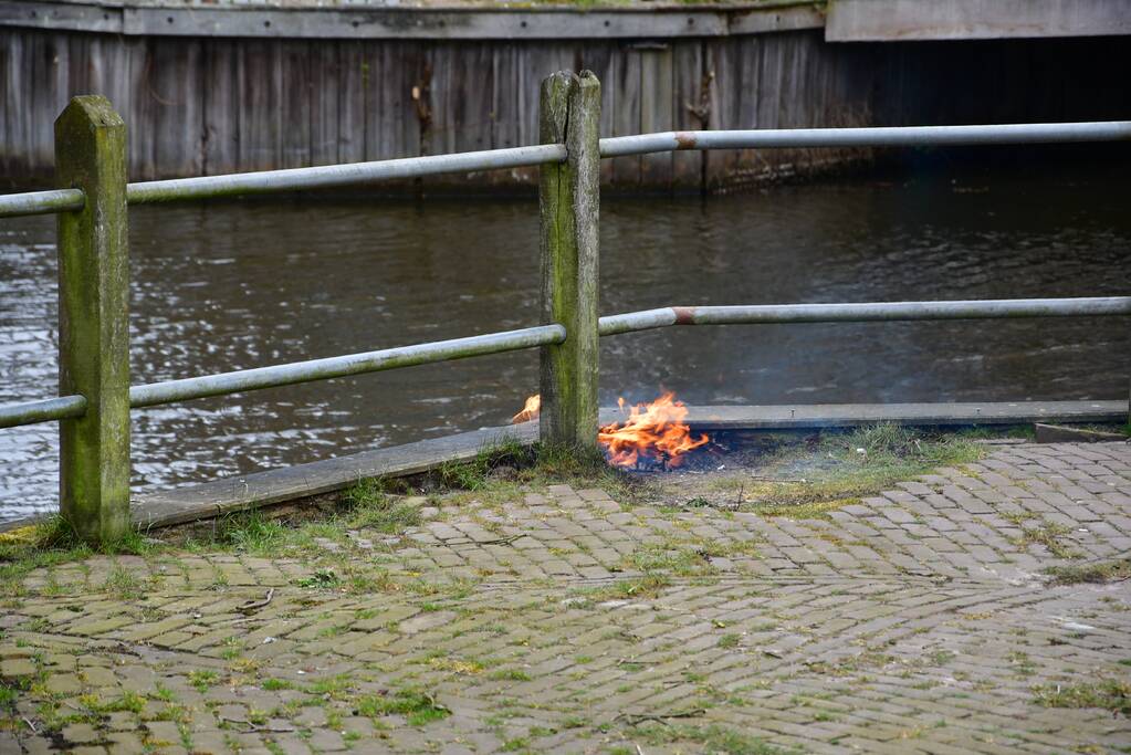 Houtwerk damwand vat vlam