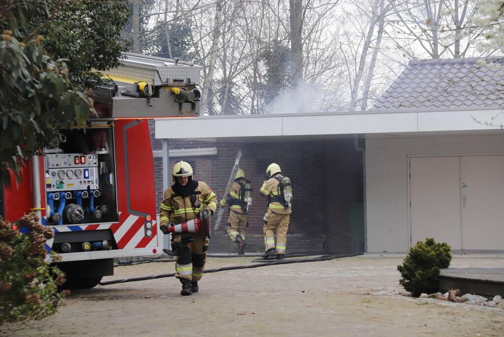 Afvalbrandje slaat over op woning