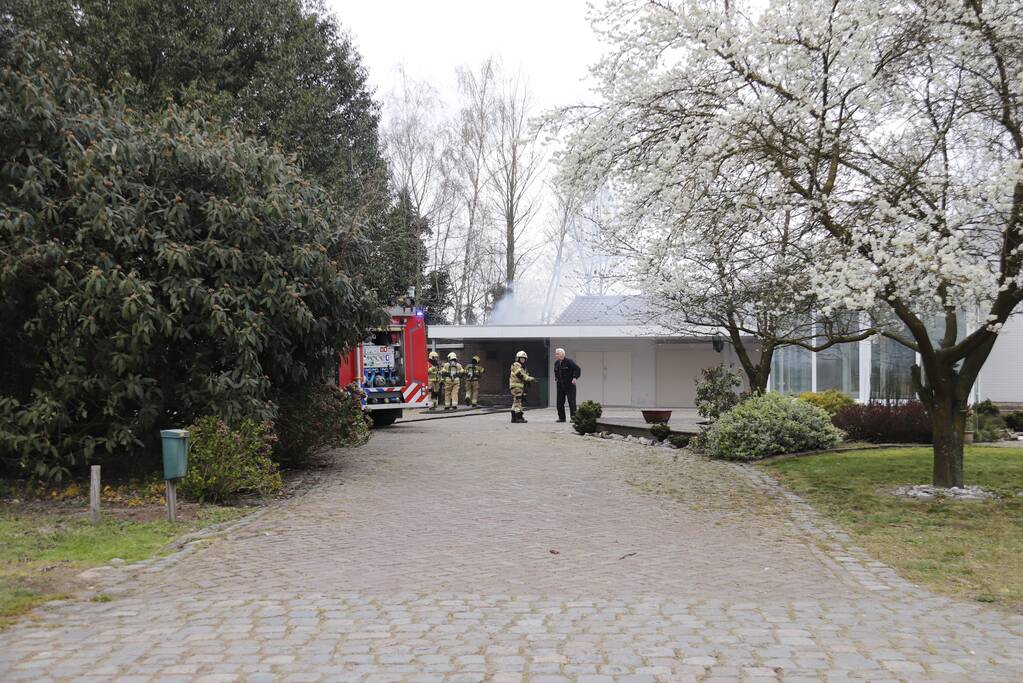 Afvalbrandje slaat over op woning