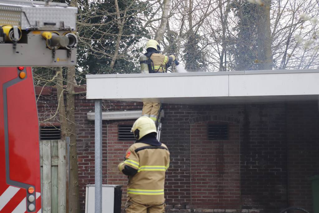 Afvalbrandje slaat over op woning