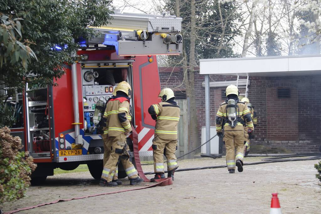 Afvalbrandje slaat over op woning