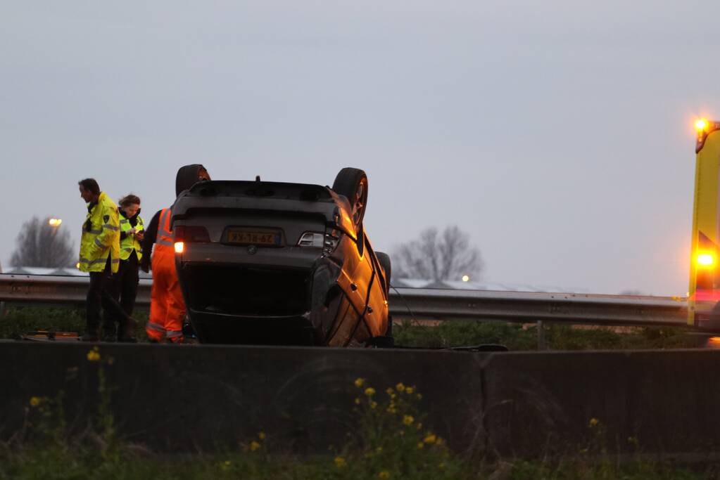 Auto belandt op de kop, bestuurder gewond