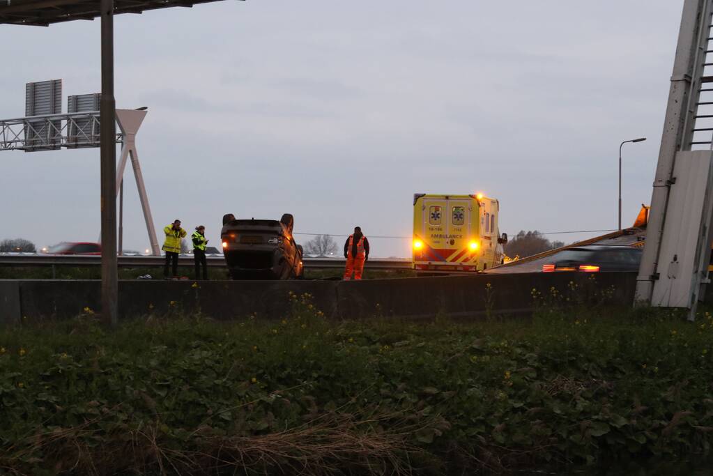Auto belandt op de kop, bestuurder gewond