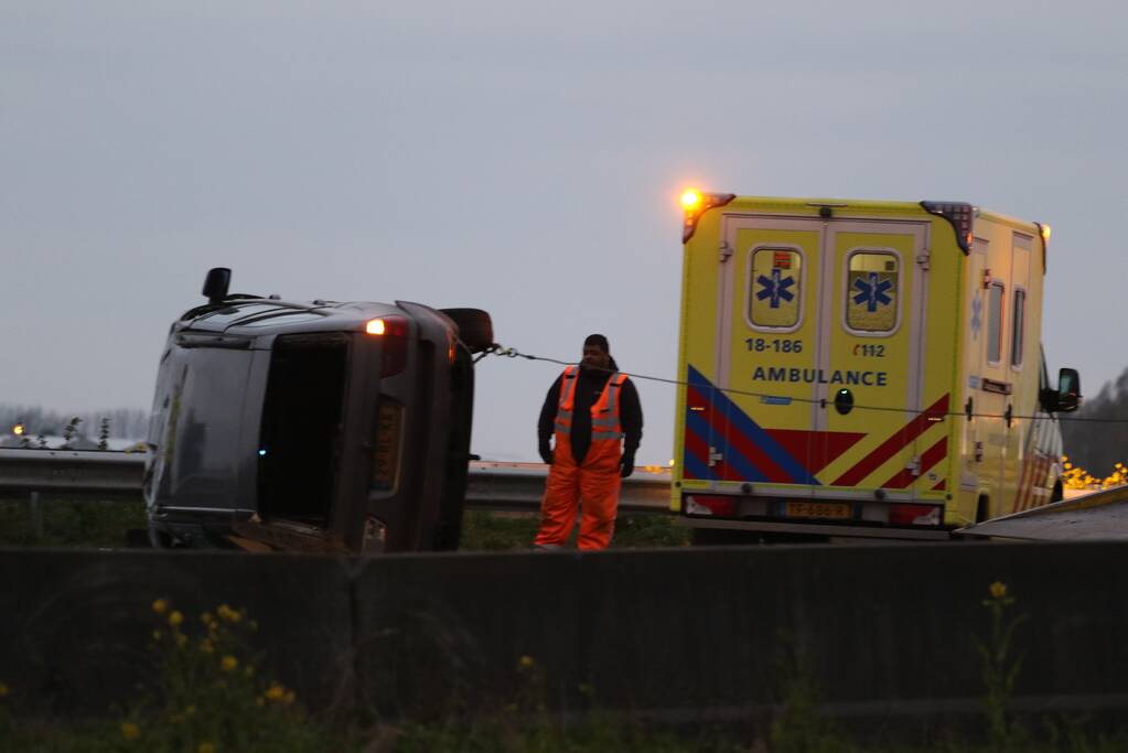 Auto belandt op de kop, bestuurder gewond