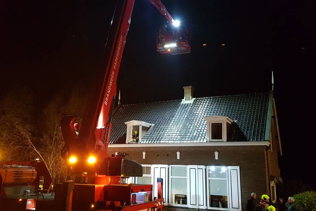 Brandweer blust schoorsteenbrand