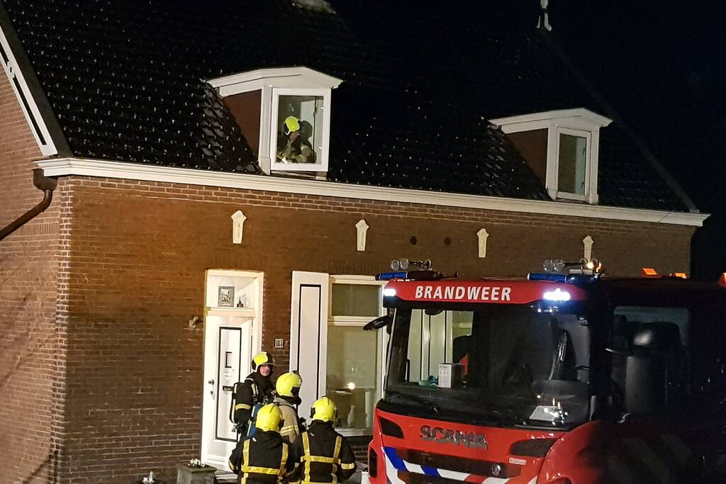 Brandweer blust schoorsteenbrand