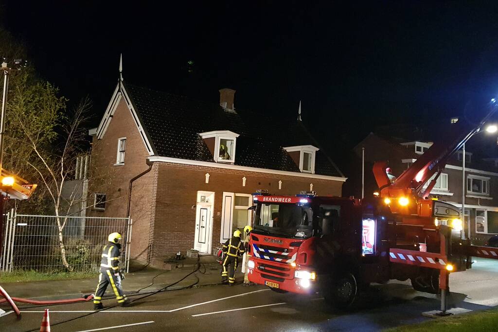 Brandweer blust schoorsteenbrand