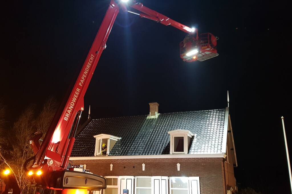 Brandweer blust schoorsteenbrand