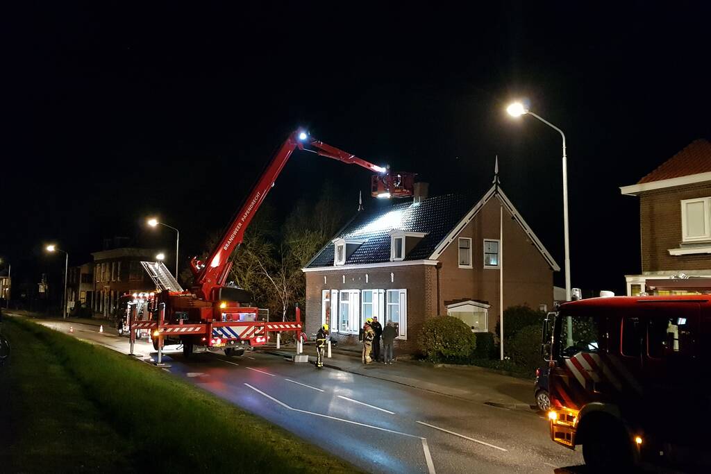 Brandweer blust schoorsteenbrand