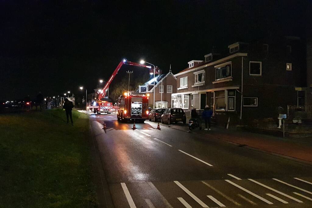 Brandweer blust schoorsteenbrand