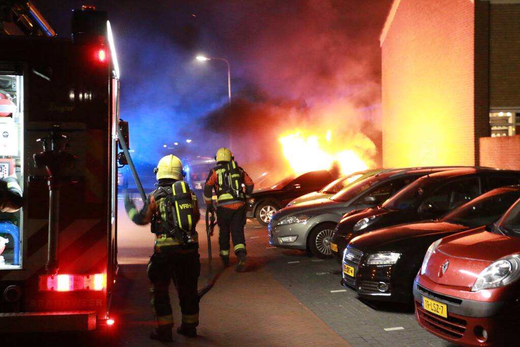 Geparkeerde auto's verwoest door brand