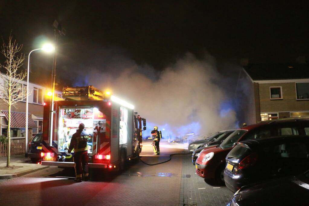 Geparkeerde auto's verwoest door brand